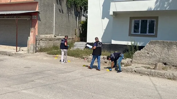 Adana'da dehşet: Boşanma aşamasındaki eşini sokakta, 16 yaşındaki baldızını evinin önünde vurdu