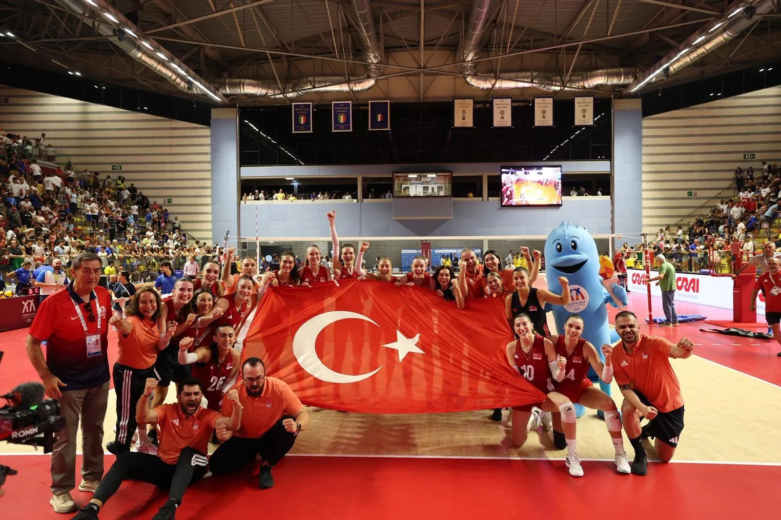 Akdeniz Oyunları Şampiyonu Filenin Sultanları yurda döndü