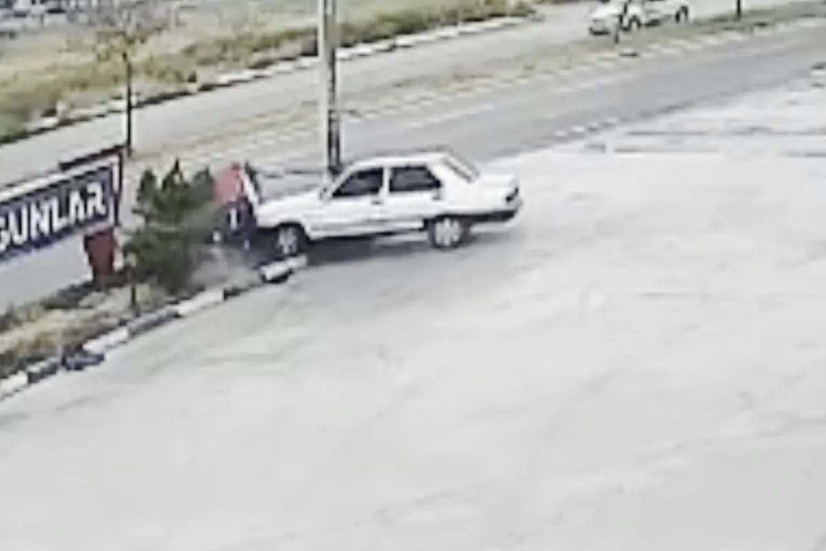 Aksaray'da Kontrolden Çıkan Otomobil Aydınlatma Direğine Çarptı