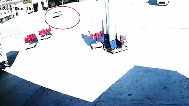 Amasya halinde el freni çekilmeyen otomobil paniği: 2 kişi arkasına geçip durdurdu