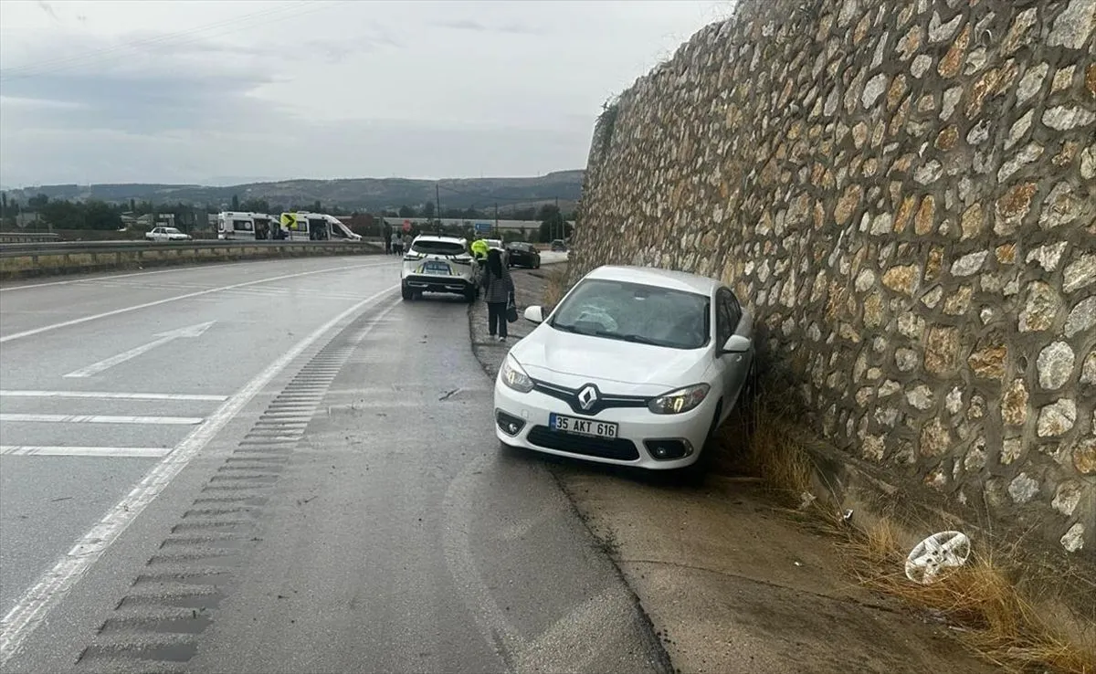 Amasya'da otomobil duvara çarptı: 6 yaralı