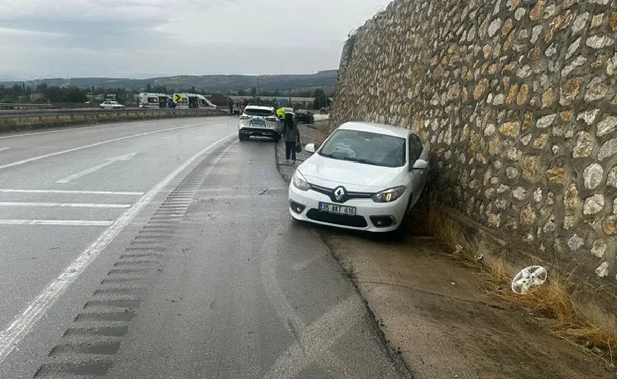 Amasya’da otomobil istinat duvarına çarptı; 6 yaralı