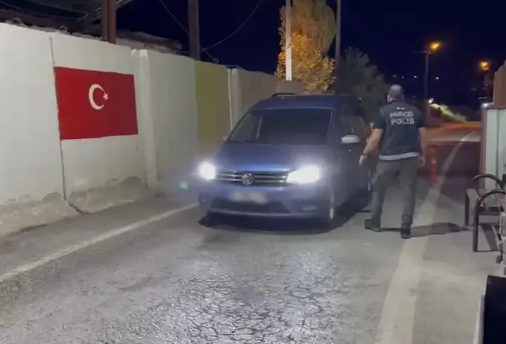 Araç stepnesinde 6,5 kilo uyuşturucu ele geçirildi; 2 tutuklama