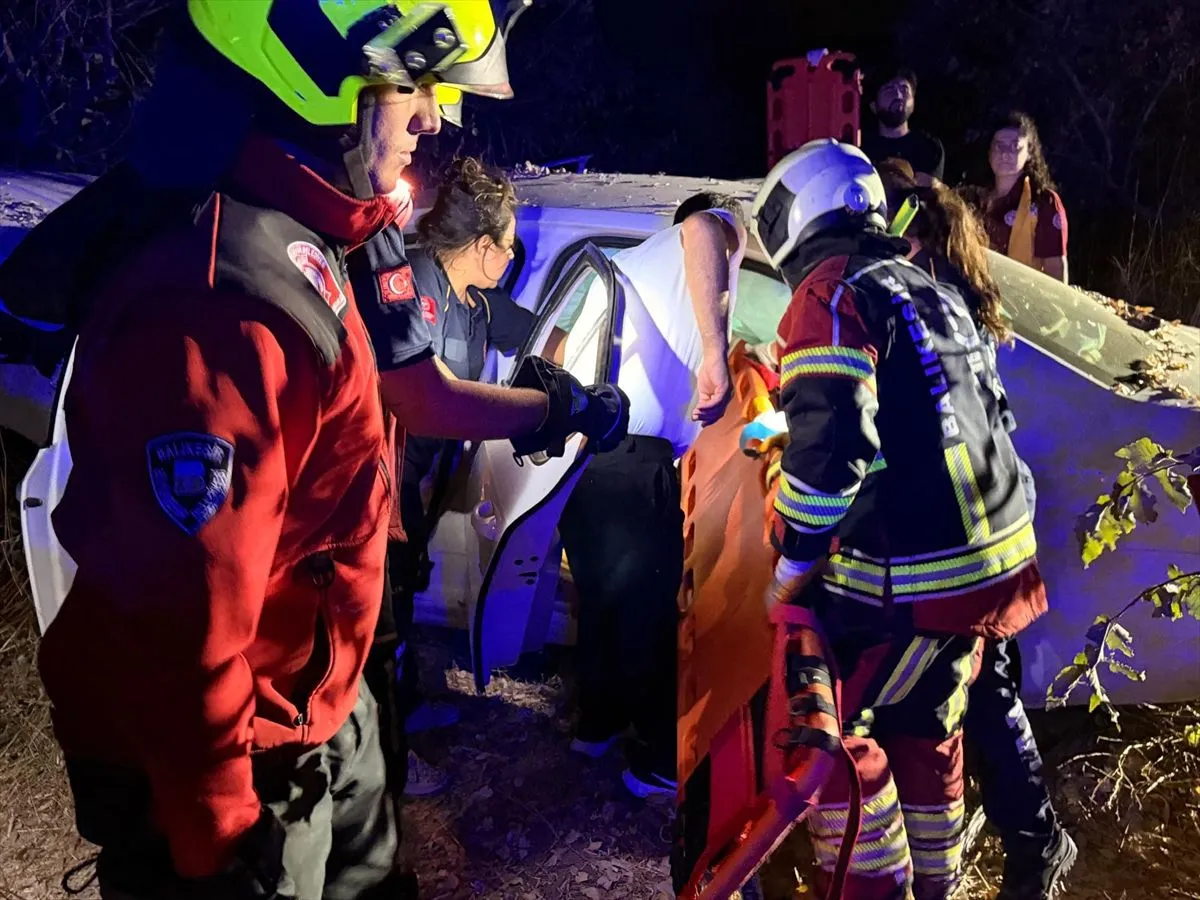 Ayvalık'ta Otomobil Şarampole Devrildi: 3 Yaralı