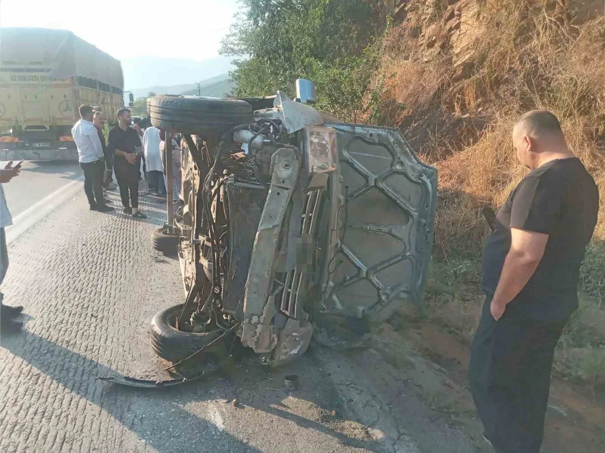 Bahçe'de Hafif Ticari Araç Devrildi: 4 Yaralı