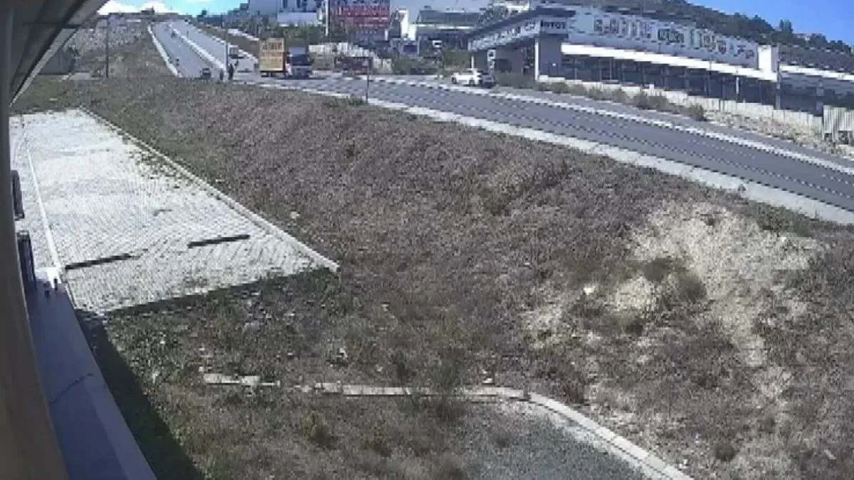Başakşehir'de Kamyonet Işıklarda Bekleyen 4 Araca Çarptı: 1 Yaralı