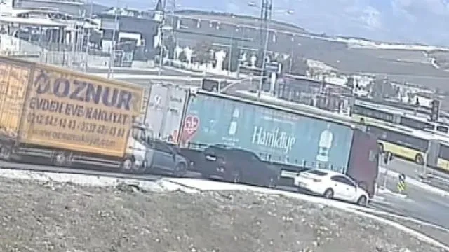 Başakşehir'de kamyonet, kırmızı ışıkta bekleyen 4 araca çarptı: 1 yaralı