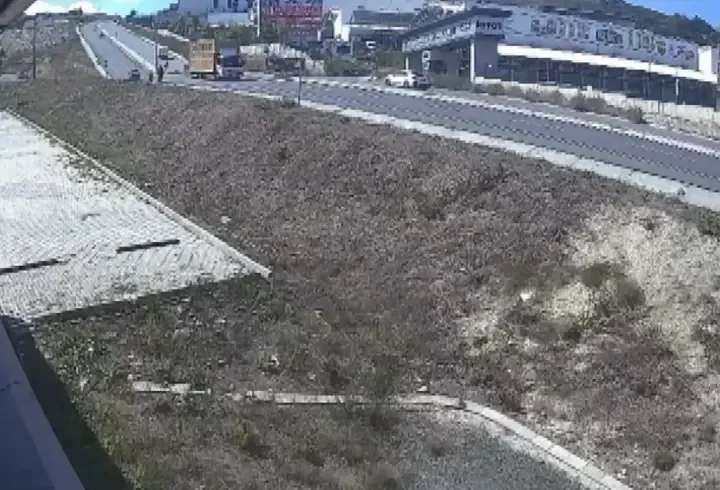 Başakşehir'de yokuştan korna çalarak indi; trafik ışıklarında bekleyen araçlara çarptı
