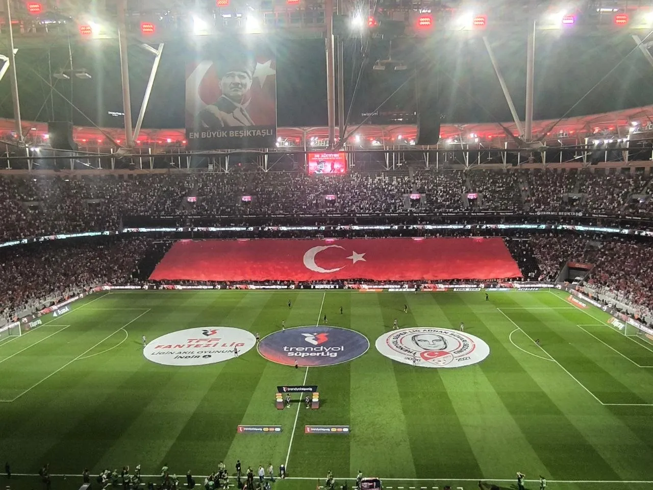 Beşiktaş tribünlerinde 30 Ağustos coşkusu