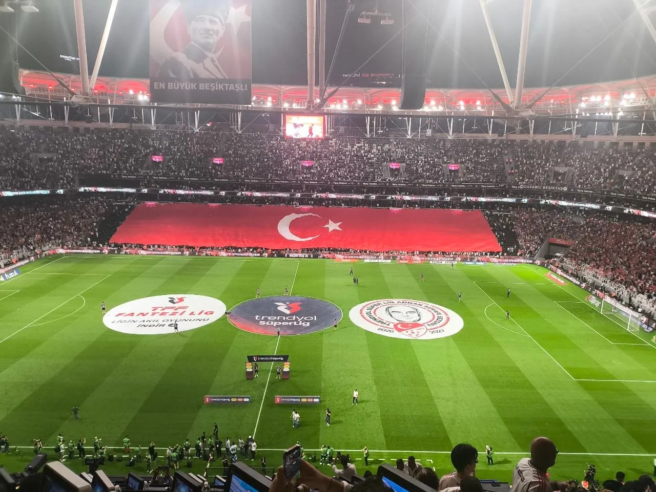 Beşiktaş tribünlerinde 30 Ağustos coşkuyla kutlandı
