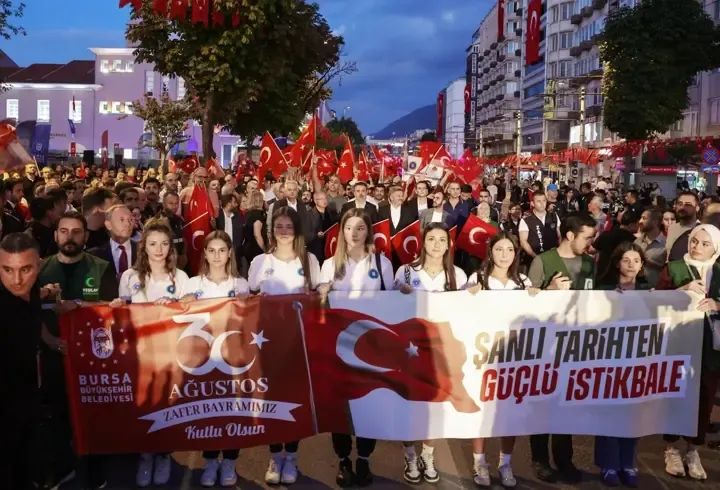 Bursa’da 30 Ağustos Zafer Bayramı kutlamaları Elif Buse Doğan konseriyle sona erdi