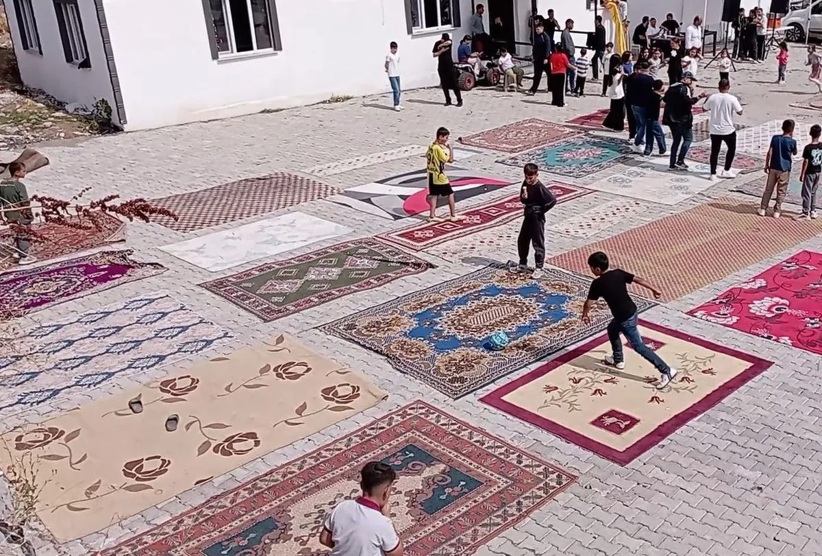Çocuklar halı ve kilimlerden kendi sahalarını yaptı