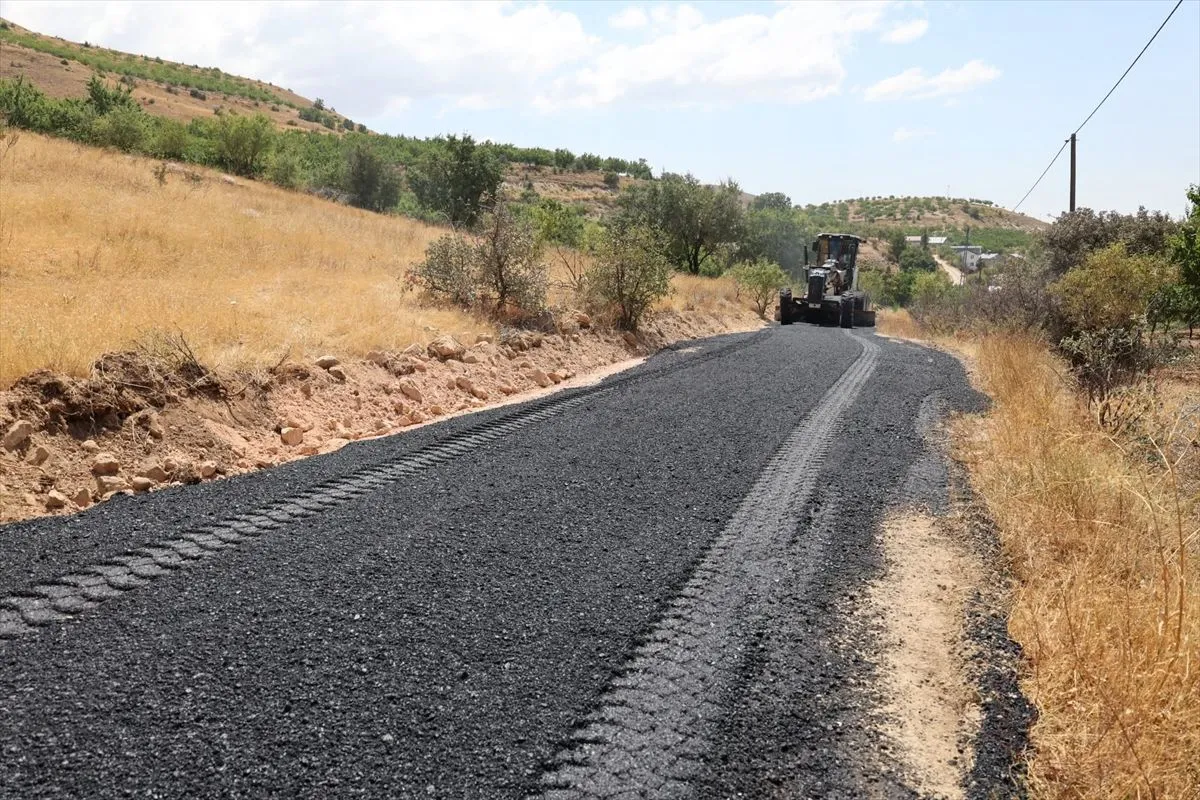 Elazığ'da Gökbelen köyü yolunda asfaltlama çalışması başlatıldı