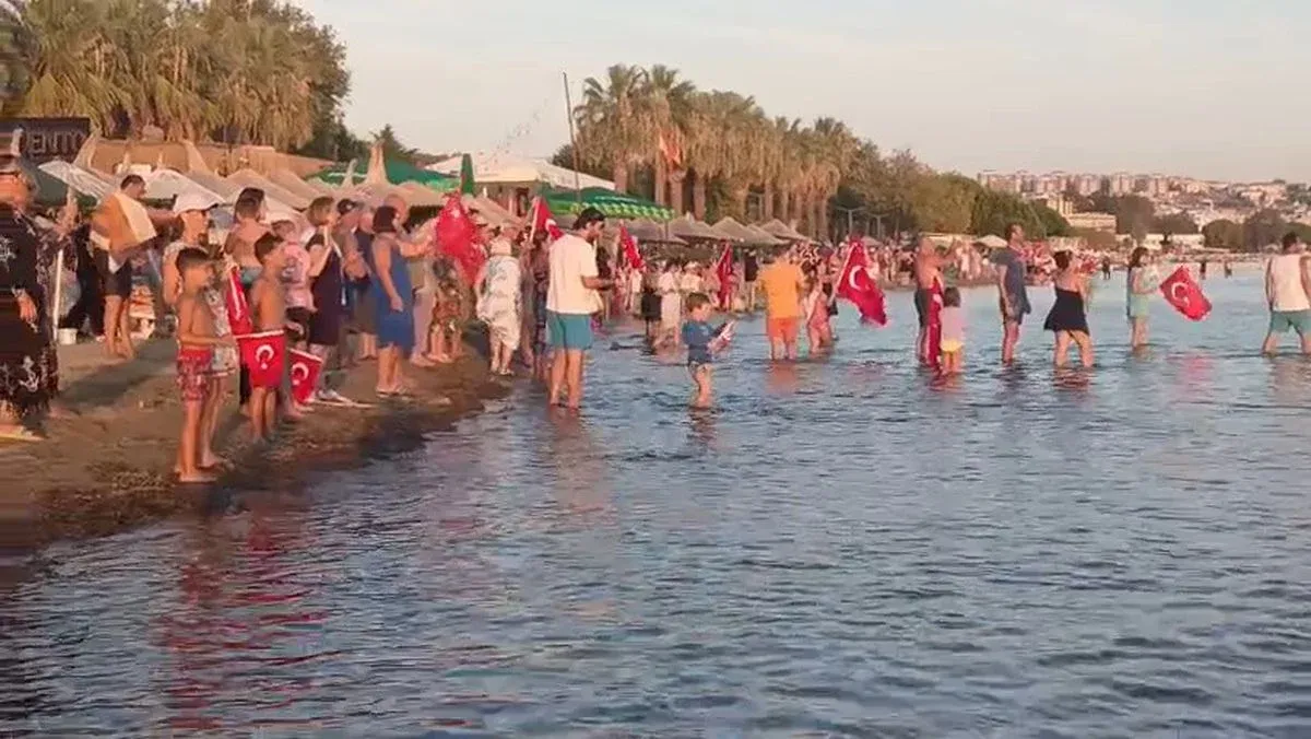 Erdek'te 30 Ağustos Coşkusu: Gezi Teknesi ve Sahil Bayraklarla Bir Arada