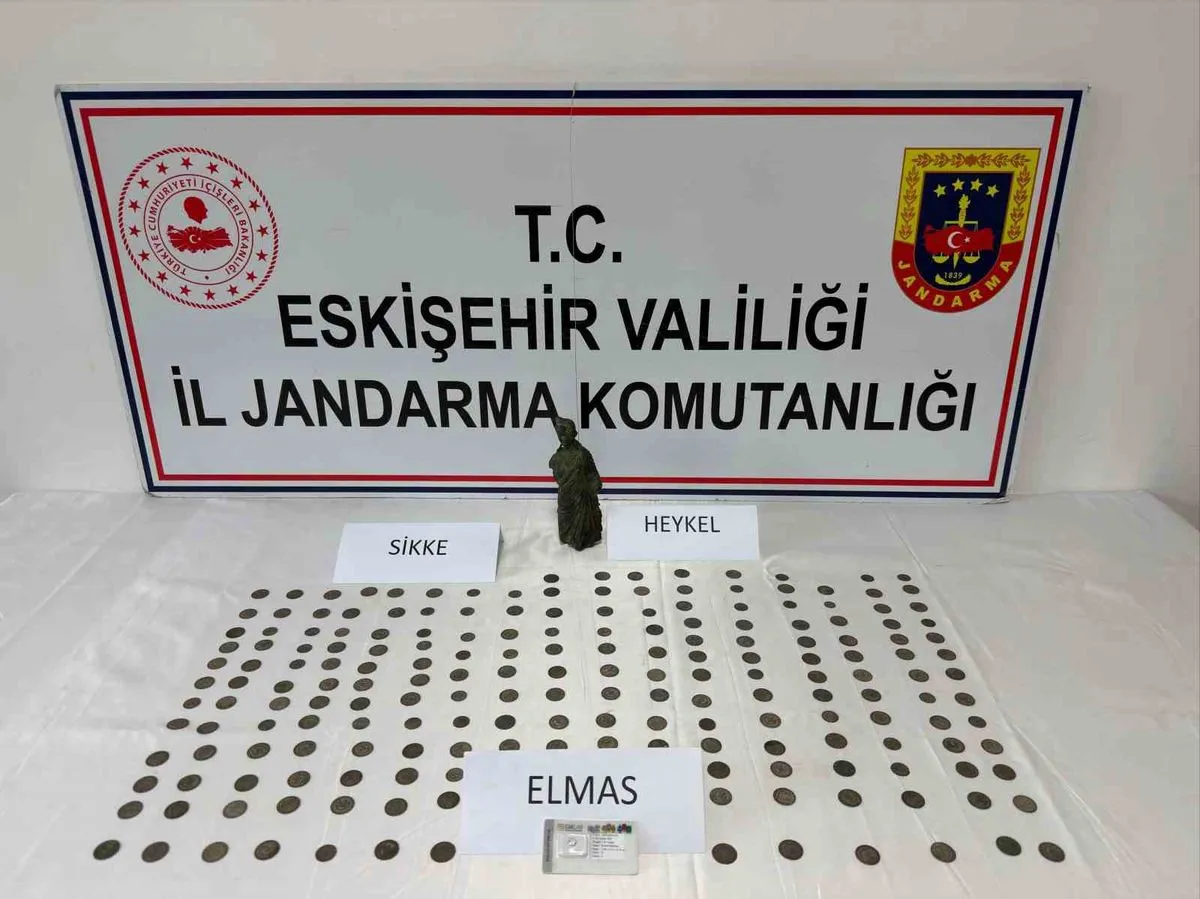 Eskişehir'de Tarihi Eser Operasyonu: 1 Elmas, 1 Heykel ve 194 Bronz Sikke Ele Geçirildi