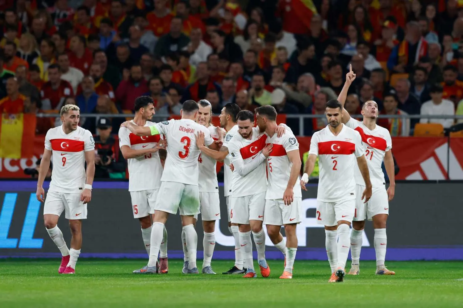 Galatasaray'dan bir transfer bombası daha! Milli yıldız ikna oldu