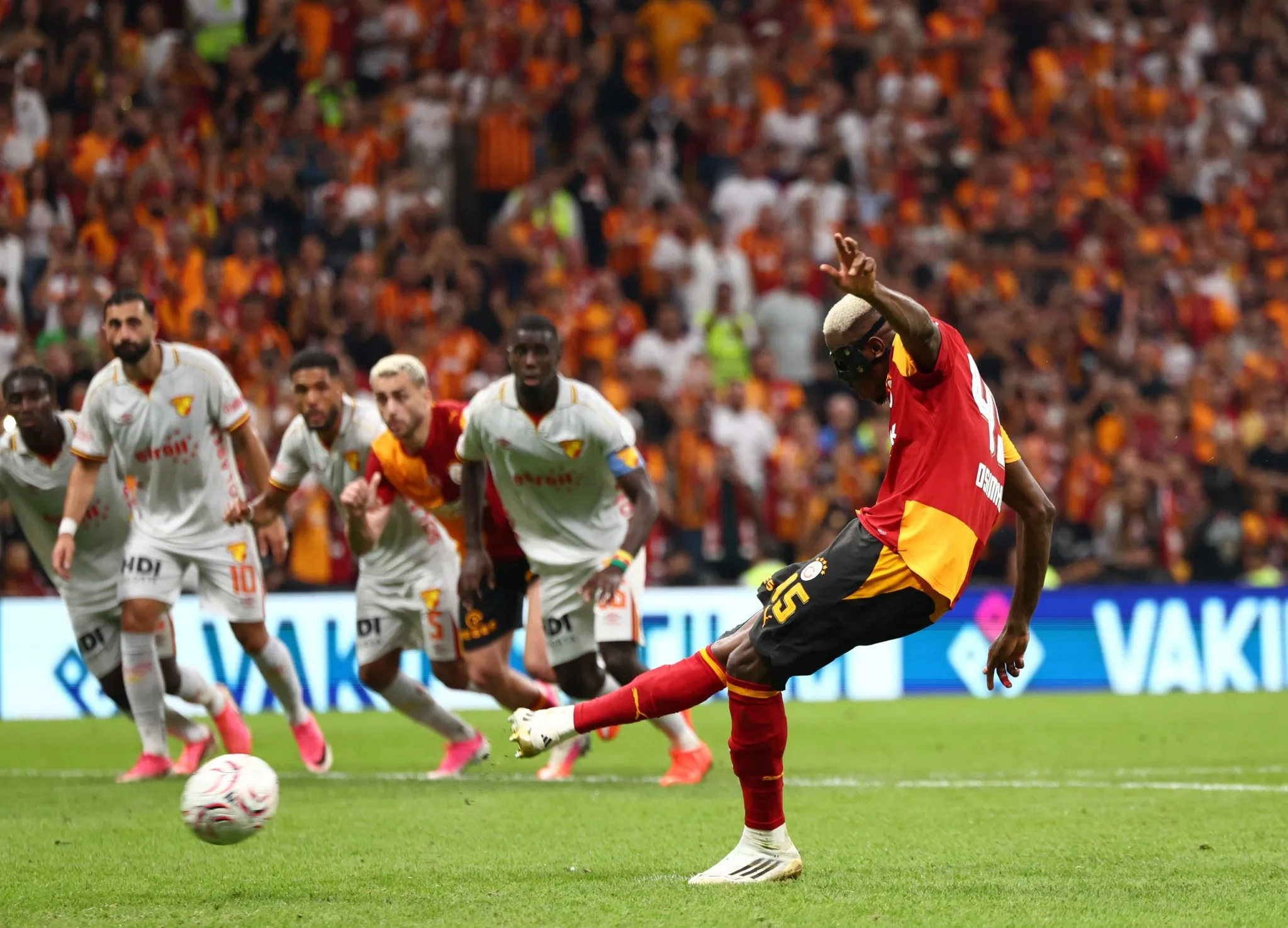 Galatasaray'ın kazandığı penaltı doğru mu? Ahmet Çakar açıkladı