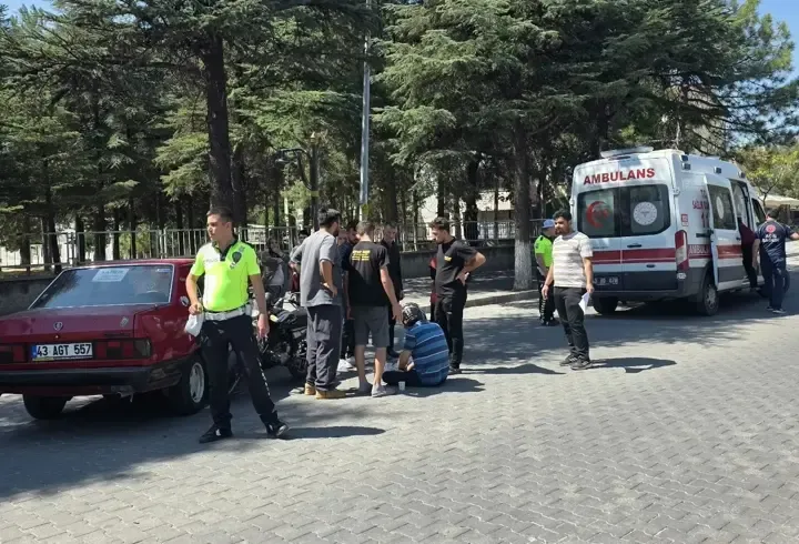 Gediz'de otomobilin çarptığı motosiklet sürücüsü yaralandı