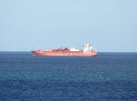 Hürmüz'de süper tanker mayınlara çarpıp alev aldı! 'Yasa dışı geçmeye çalışıyordu'