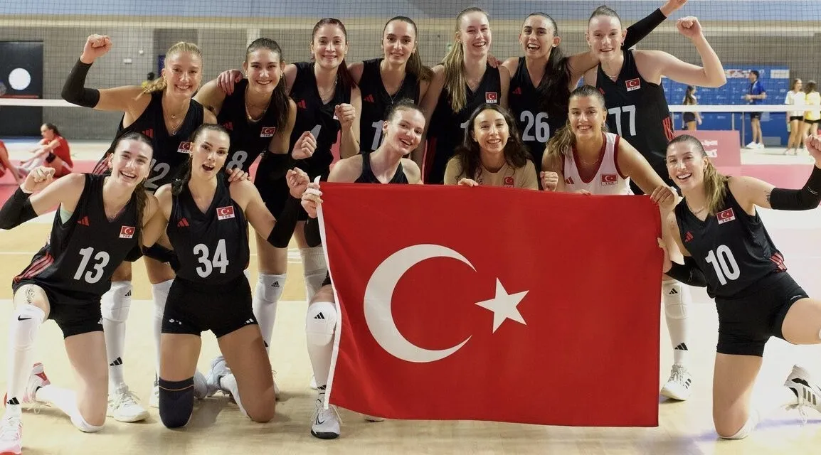 Kadın Milli Voleybol Takımı, ev sahibi İtalya'yı 3-0 yenerek şampiyonluğa ulaştı