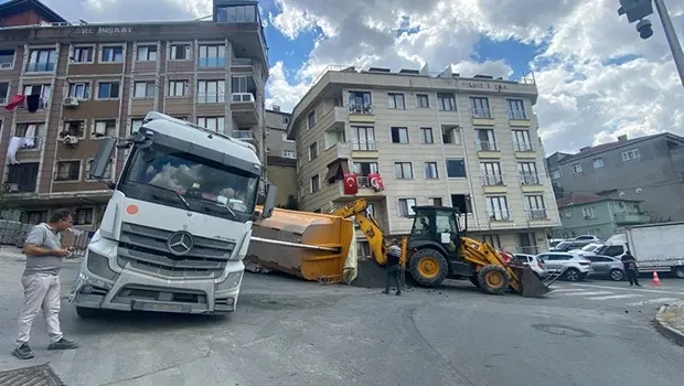 Kağıthane'de kum boşaltan kamyonun damperi otomobilin üzerine devrildi: O anlar kamerada