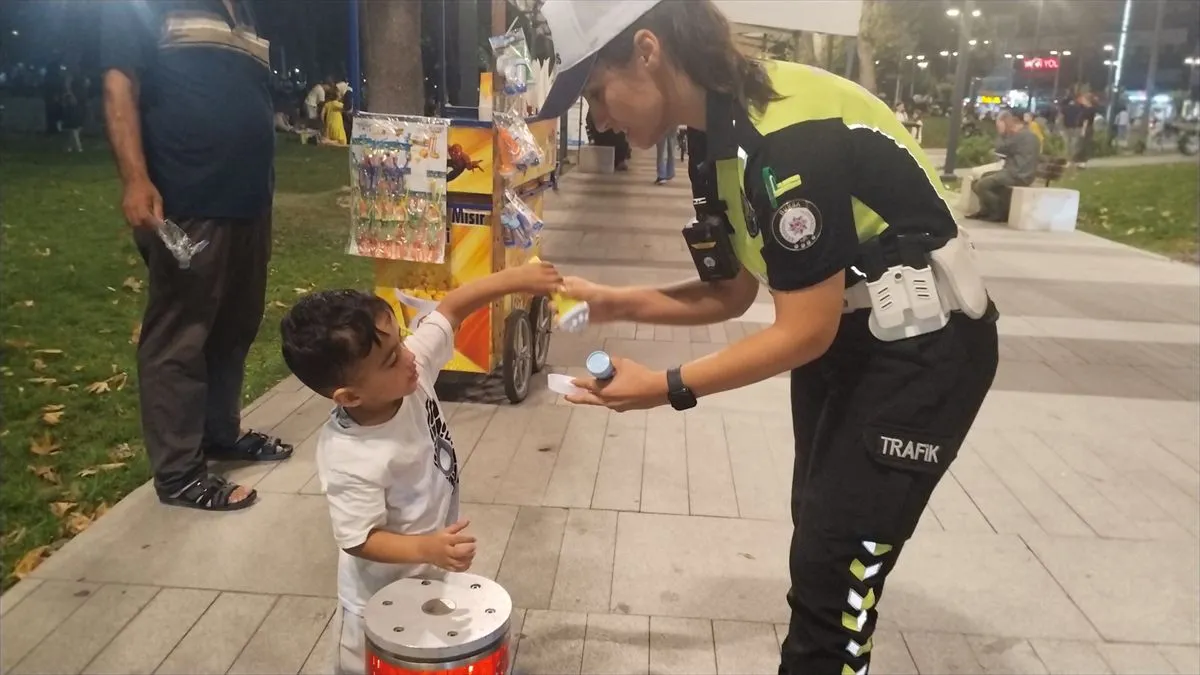 Kaybolan Çocuğa Polisten Oyuncaklı Teselli
