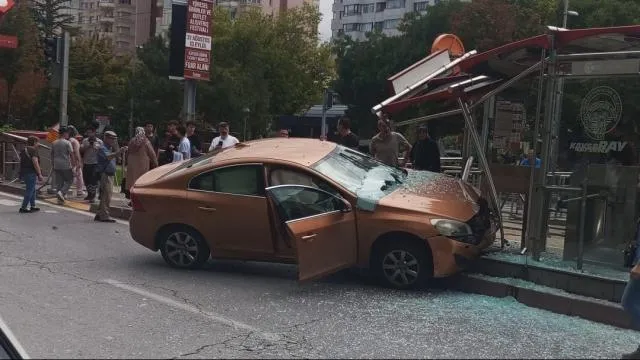 Kayseri'de otomobil tramvay durağına girdi: 1 yaralı