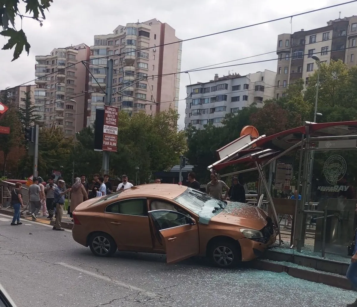 Kayseri'de Tramvay Durağına Giren Otomobil: 1 Yaralı