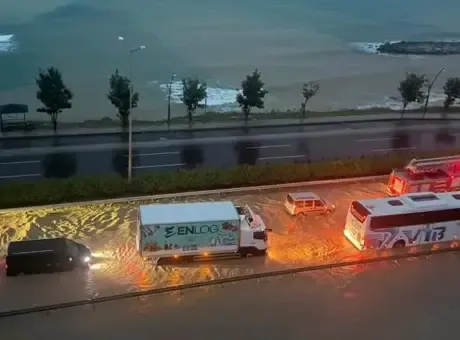 Korkutan görüntü! Karadeniz sahil yolu sular altında kaldı