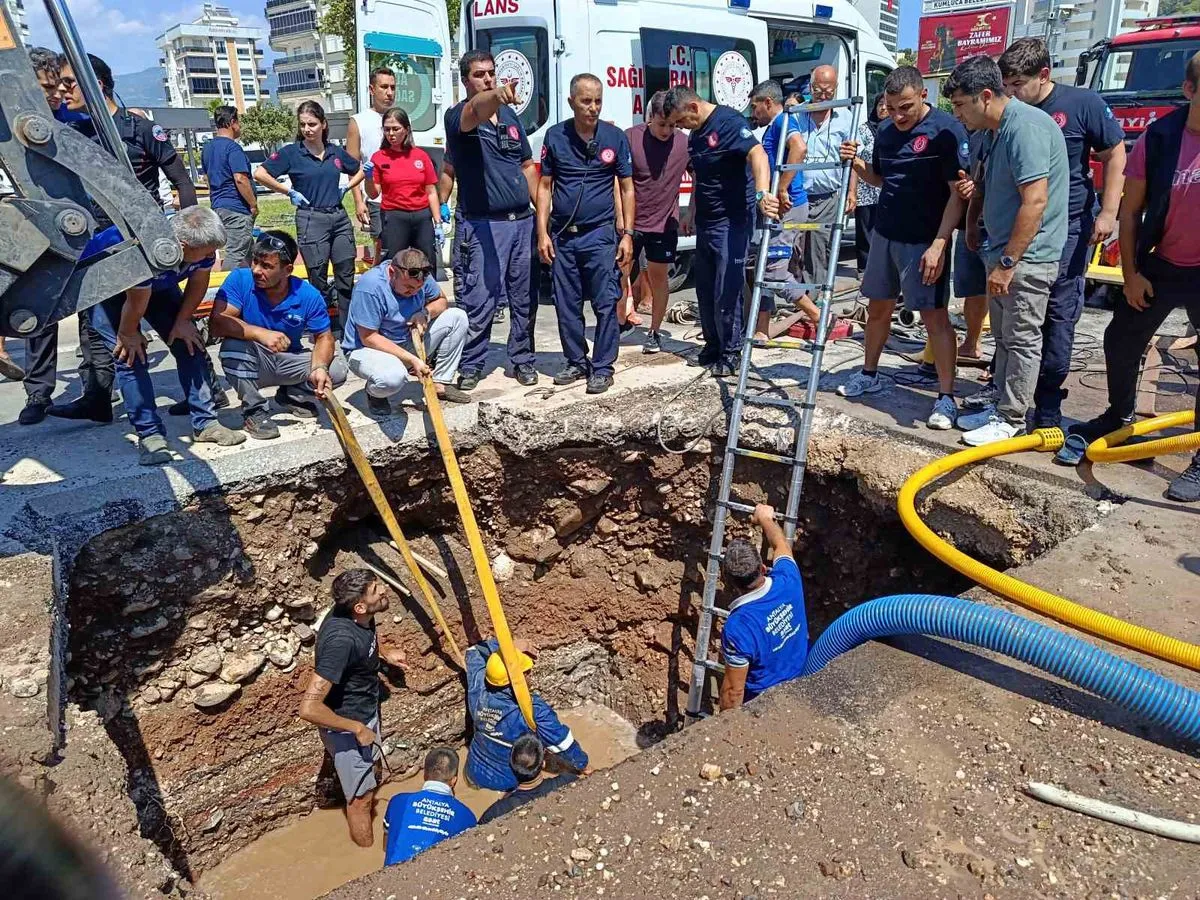 Kumluca'da göçük işçiyi mahsur bıraktı; 1.5 saatte kurtarıldı