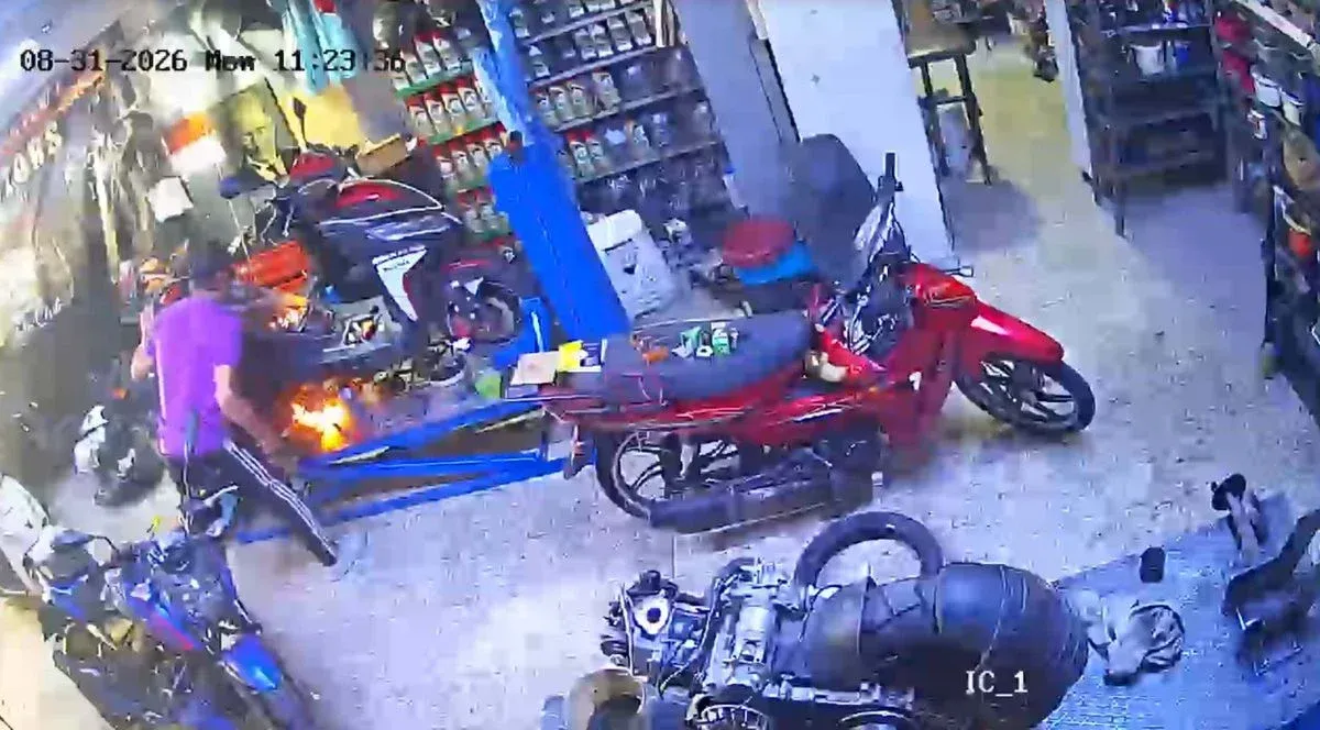 Manisa'da Motosiklet Yangınını Müşteri Üfleyerek Söndürdü