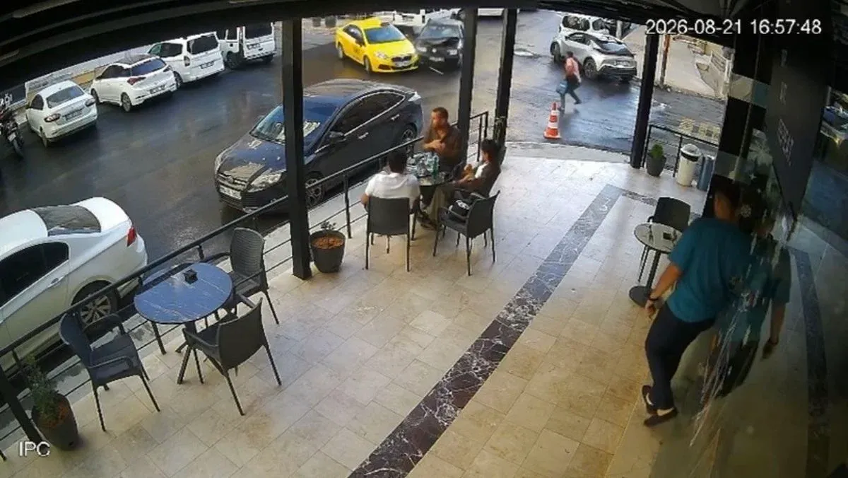 Mardin'de kaza: Otomobil kafeye daldı