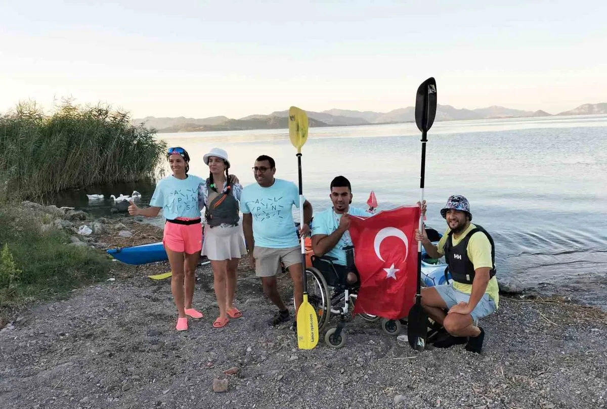 Mavi Vatan projesi Köyceğiz Gölü'nde barış için kürek çekti