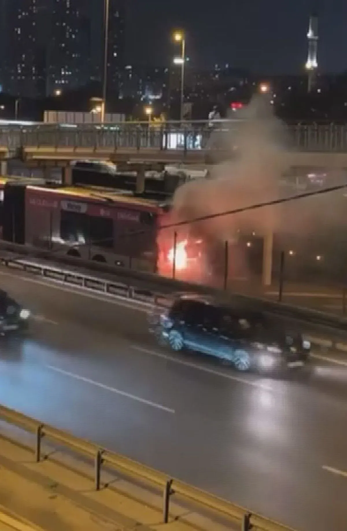 Metrobüste Yangın Panik Yarattı: Yolcular Tahliye Edildi