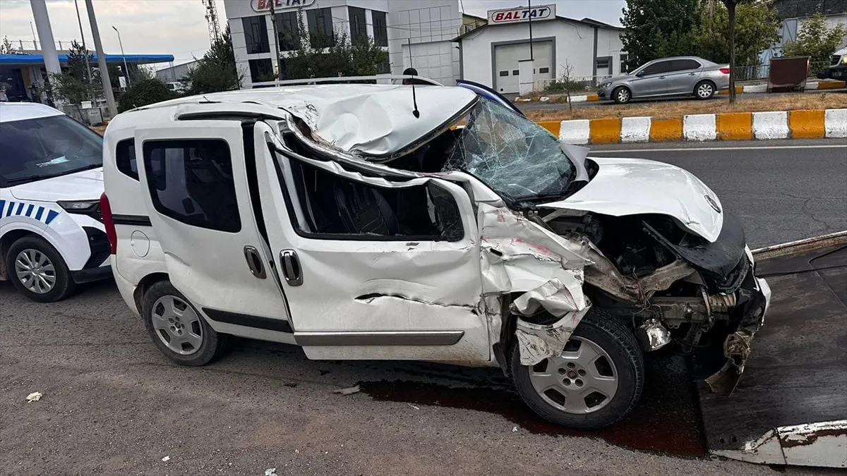 Muş'ta tıra çarpan hafif ticari araçtaki 3 kişi yaralandı