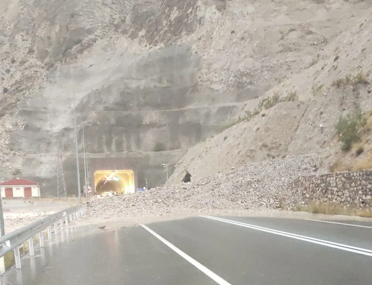 Oltu-Artvin yolu sağanak nedeniyle trafiğe kapandı