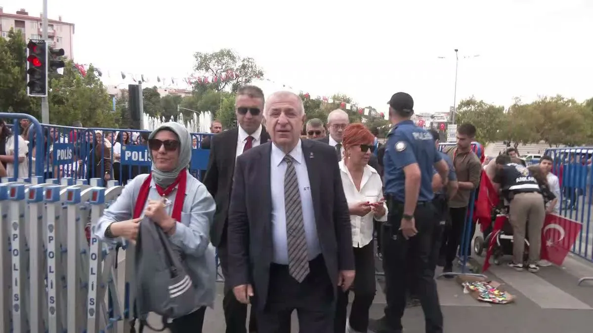 Özdağ'dan Anıtkabir'de 30 Ağustos ziyareti