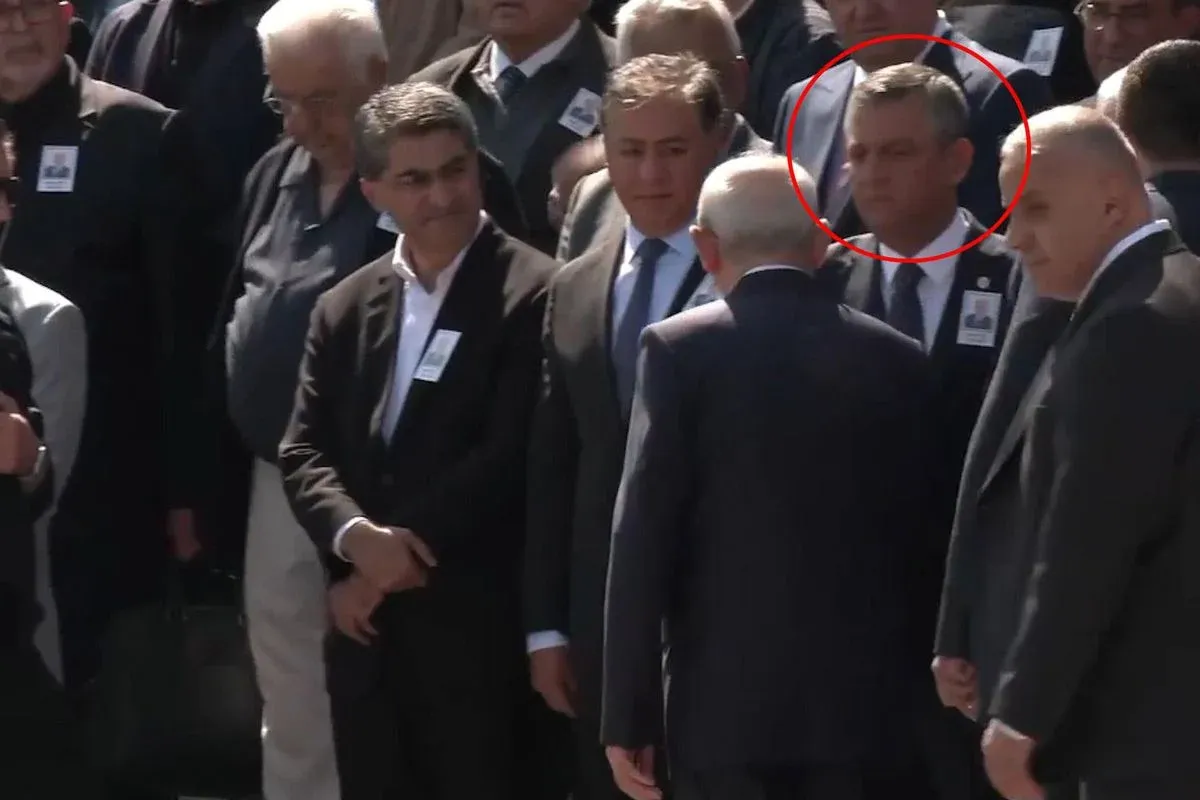 Özgür Özel'in yüz ifadesi bomba: Kılıçdaroğlu ile böyle tokalaştı