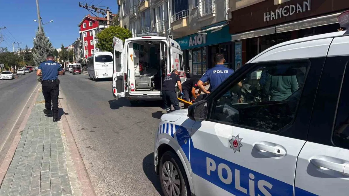 Park Halindeki Araca Motosiklet Çarptı: 2 Yaralı
