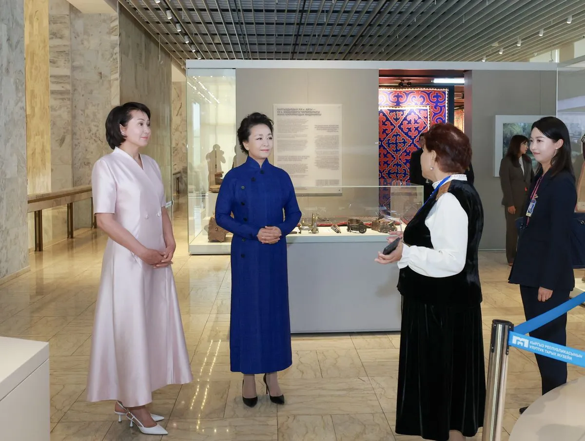 Peng Liyuan, Kırgızistan Ulusal Tarih Müzesi'ni ziyaret etti