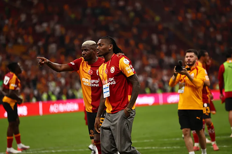 Rafael Leao maç sonu üçlü çektirdi! İşte o anlar