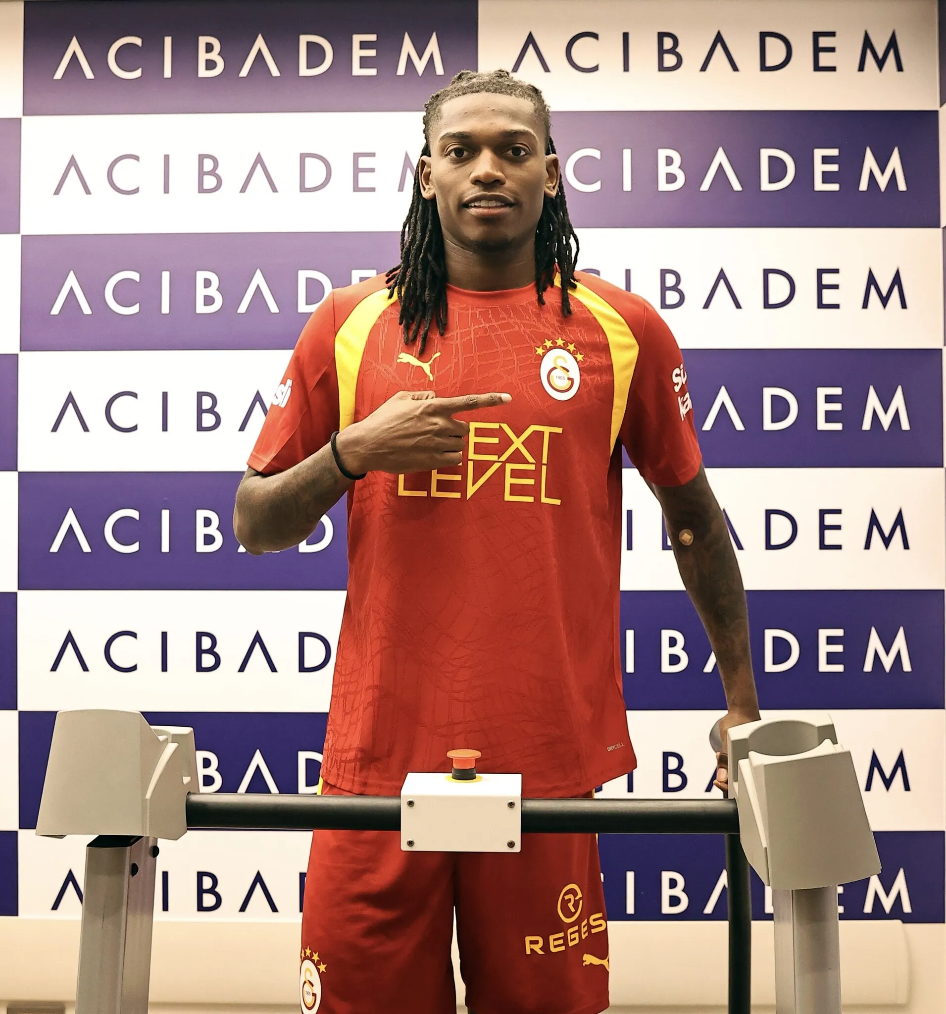 Rafael Leao, sağlık kontrolünden geçti