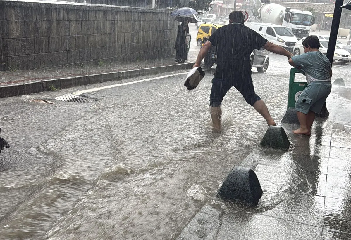Rize'de Sağanak Ulaşımı Olumsuz Etkiledi