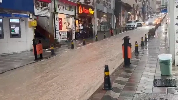 Sağanak sonrası yollar göle döndü: Kanalizasyon hatları taştı
