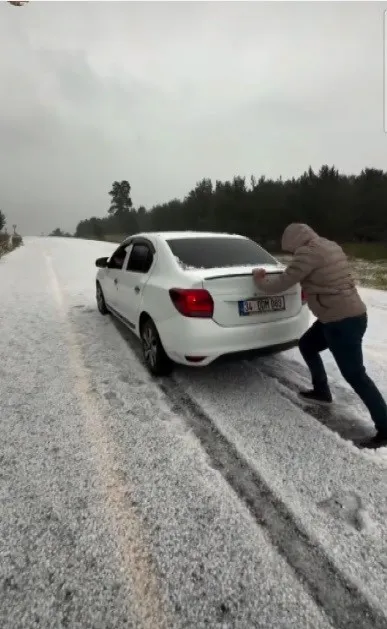 Sarıkamış’a yağan dolu yolları beyaza bürüdü