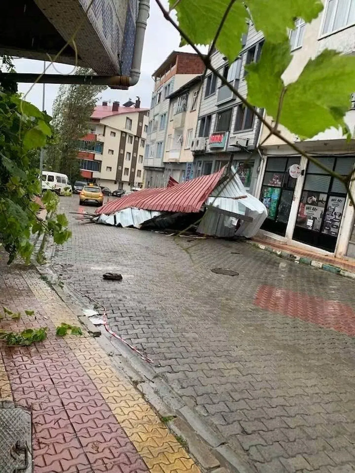 Şavşat'ta Fırtına Çatıyı Uçurdu, Park Halindeki Pikabın Üzerine Düştü