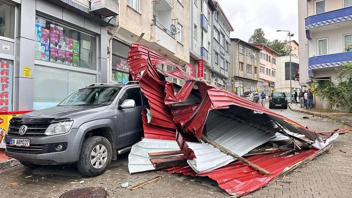 Şavşat'ta Fırtına: Uçan Çatı 3 Araca Zarar Verdi, İşçi Saniyelerle Kurtuldu