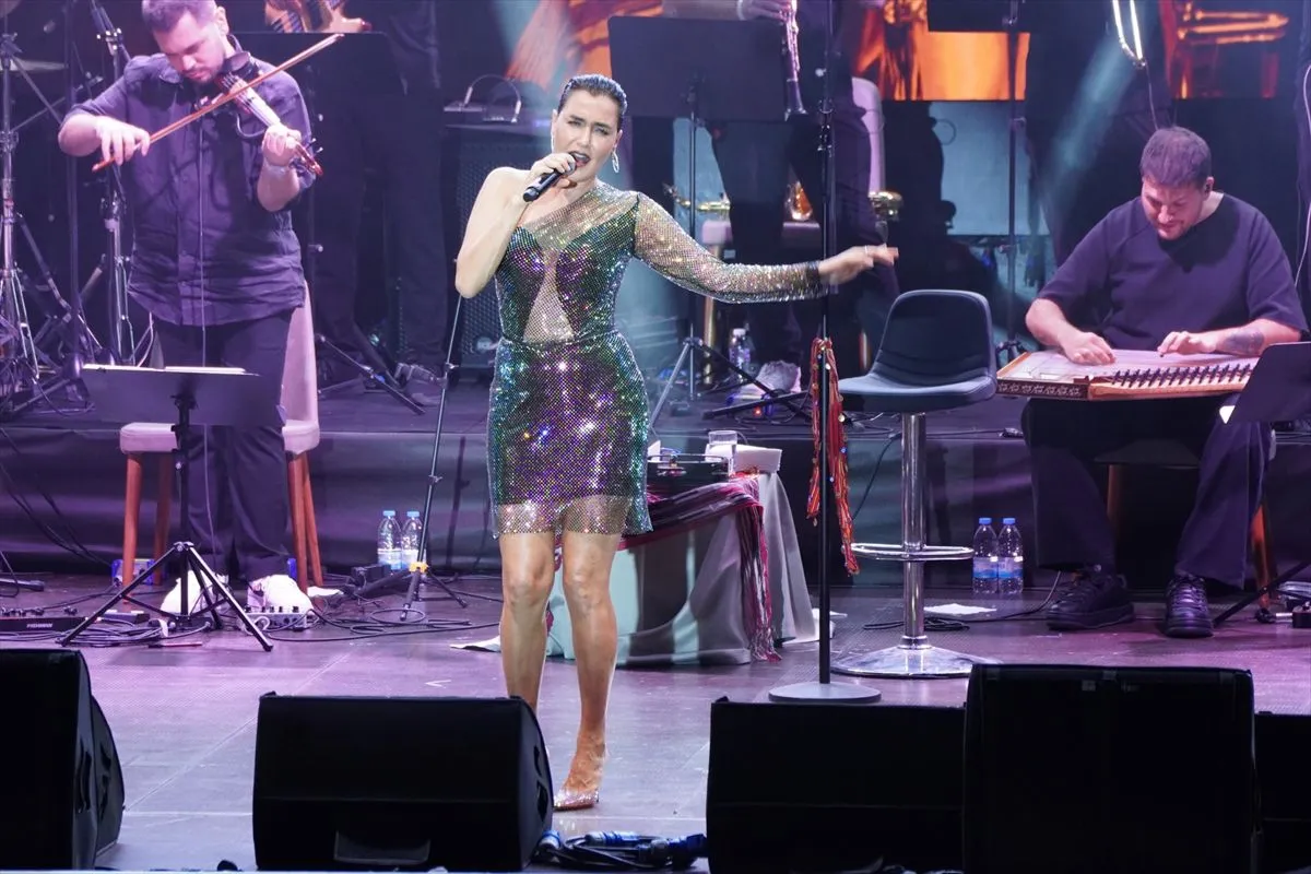 Şevval Sam Manavgat'ta Tatilcilere Konser Verdi