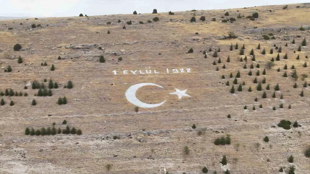 Seyitgazi'de Kurtuluşun 104. Yılında Dev Ay Yıldıza Anlamlı Bakım