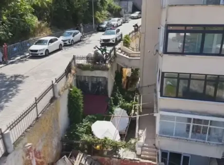 Şile’de görenleri şaşırtan 8 daireli bina! Üzerinden yol geçiyor